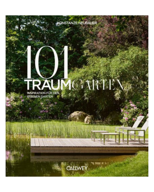 Das Buchcover zeigt einen üppigen Garten mit grünen Bäumen, Büschen, einem Teich und einem Holzdeck mit weißen Stühlen. Titel: "101 Traumgärten | Die schönsten Gartengestaltungen der letzten Jahre", Callwey Verlag.