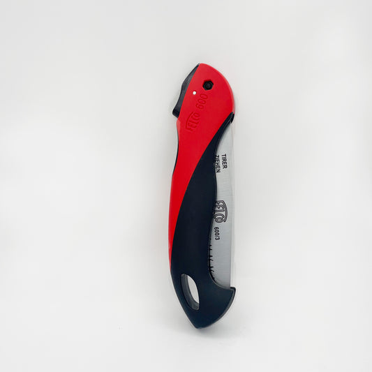 Eine Felco Baumsäge 600 Klappsäge von Felco mit einem rot-schwarzen ergonomischen Griff und einem teilweise sichtbaren silbernen Blatt, aufrecht fotografiert vor einem schlichten weißen Hintergrund.