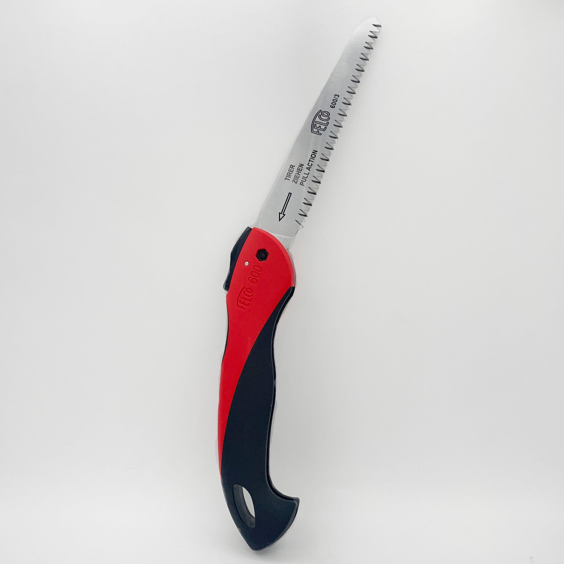 Die Felco Baumsäge 600 mit gebogtem, gezahntem Blatt und ergonomischem schwarz-rotem Griff von Felco eignet sich ideal für präzises Arbeiten und ist vor weißem Hintergrund abgebildet.