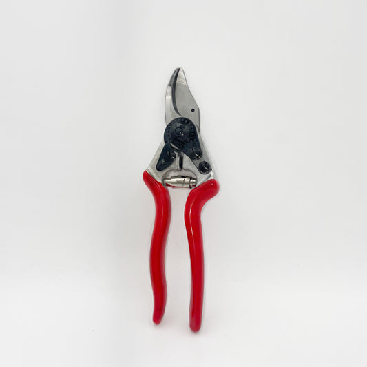 Die Felco 6 Gartenschere (Größe M, 20 mm/0,8 Zoll) von Felco verfügt über rote Griffe und eine silberne Klinge und bietet optimale Schneidkraft und ergonomischen Komfort. Sie ist aufrecht vor einem schlichten weißen Hintergrund abgebildet.