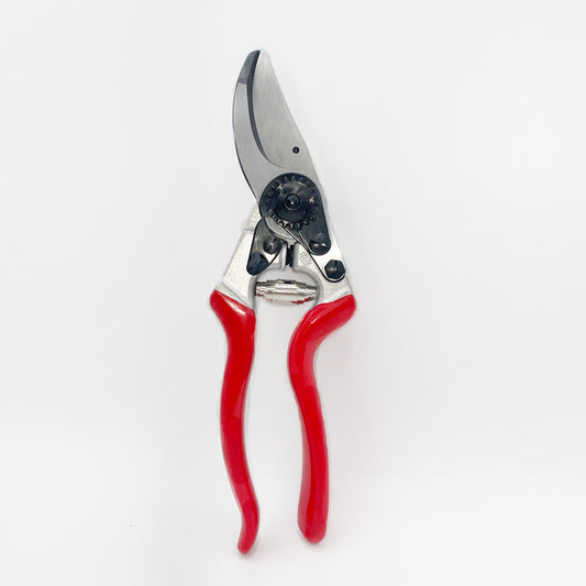 Eine Baumschere Felco 8 Größe L (25 mm) mit abgewinkeltem Schneidkopf und robusten roten Griffen wird aufrecht vor einem schlichten weißen Hintergrund präsentiert.