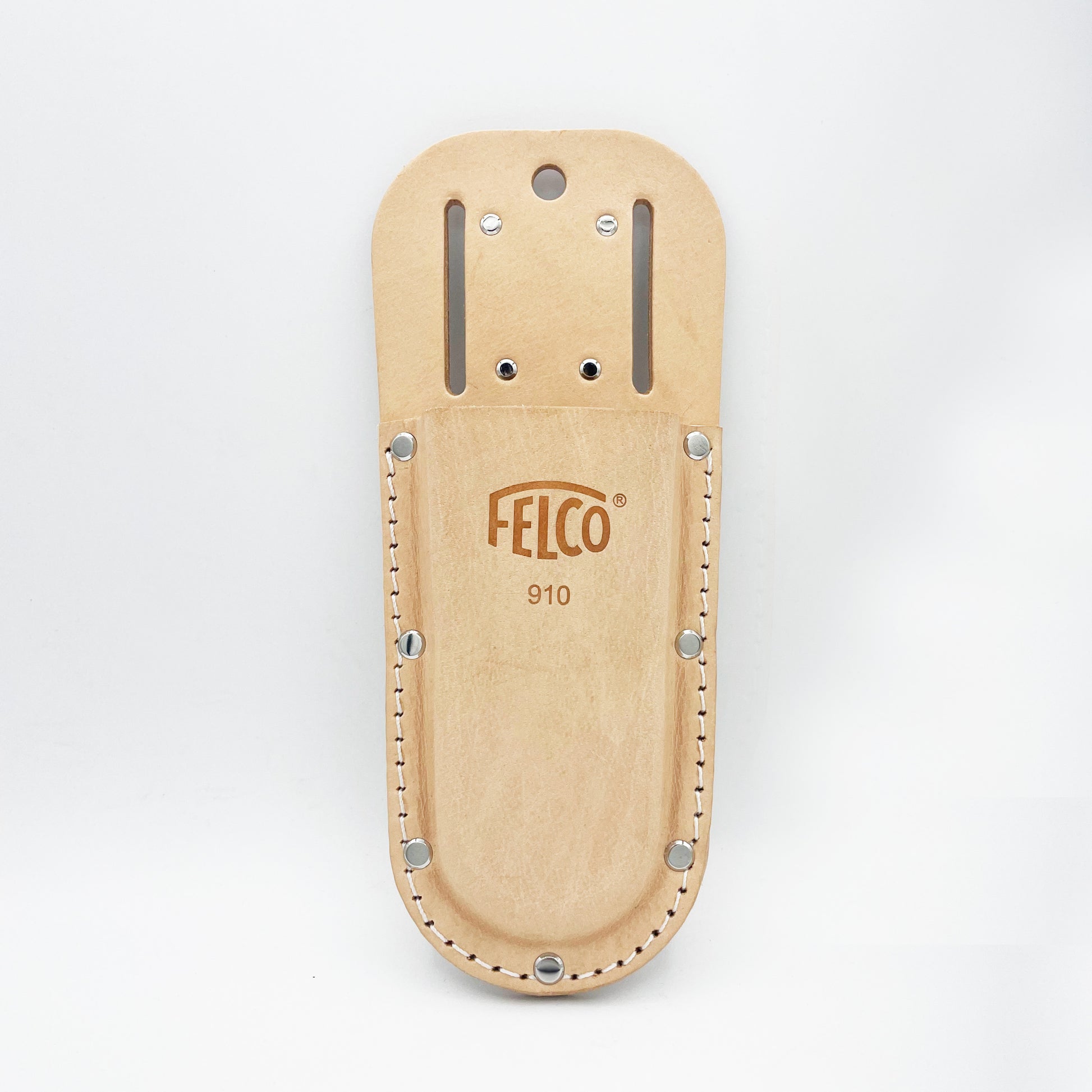 Ein hellbraunes Felco 910 Echtleder-Messeretui von Felco mit Metallnieten, Randnähten und Gürtelschlitzen an der Oberseite, abgebildet vor einem schlichten weißen Hintergrund.