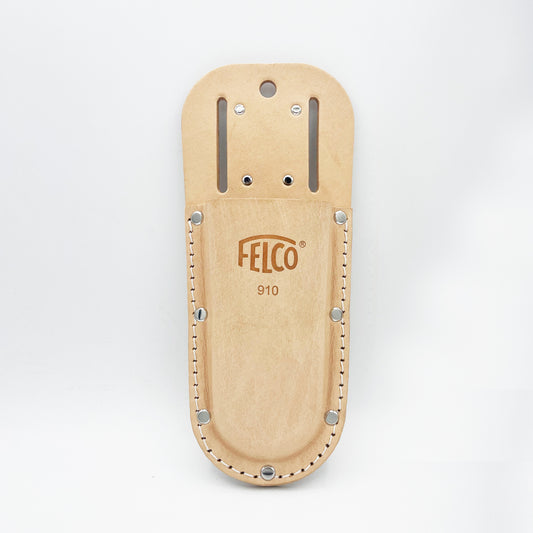 Ein hellbraunes Felco 910 Echtleder-Messeretui von Felco mit Metallnieten, Randnähten und Gürtelschlitzen an der Oberseite, abgebildet vor einem schlichten weißen Hintergrund.