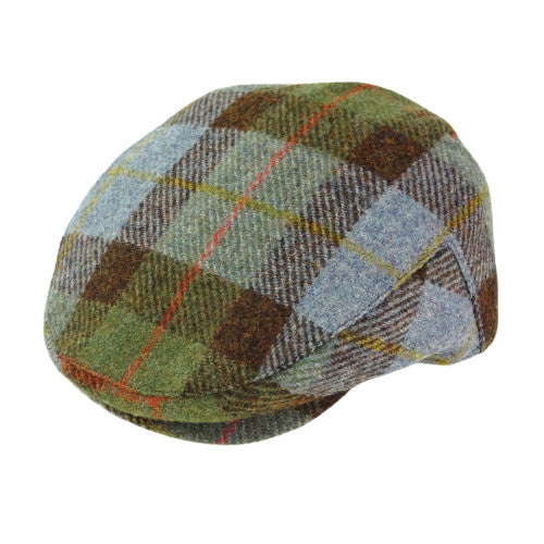 Die Glen Appin Schieberkappe | Harris Tweed MacLeod Tartan XL ist eine klassische Herrenmütze aus Wolle mit grünem, braunem, blauem und gelbem Karomuster mit abgerundeter Spitze und kurzer Vorderkrempe.