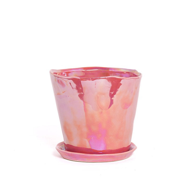 Der Blumentopf von Des Pots ist ein glänzender, pinker Keramiktopf mit Untersetzer, leicht gewelltem Rand, edler Glasur und wasserdichtem Finish - perfekt für stilvolle Pflanzenpräsentationen.