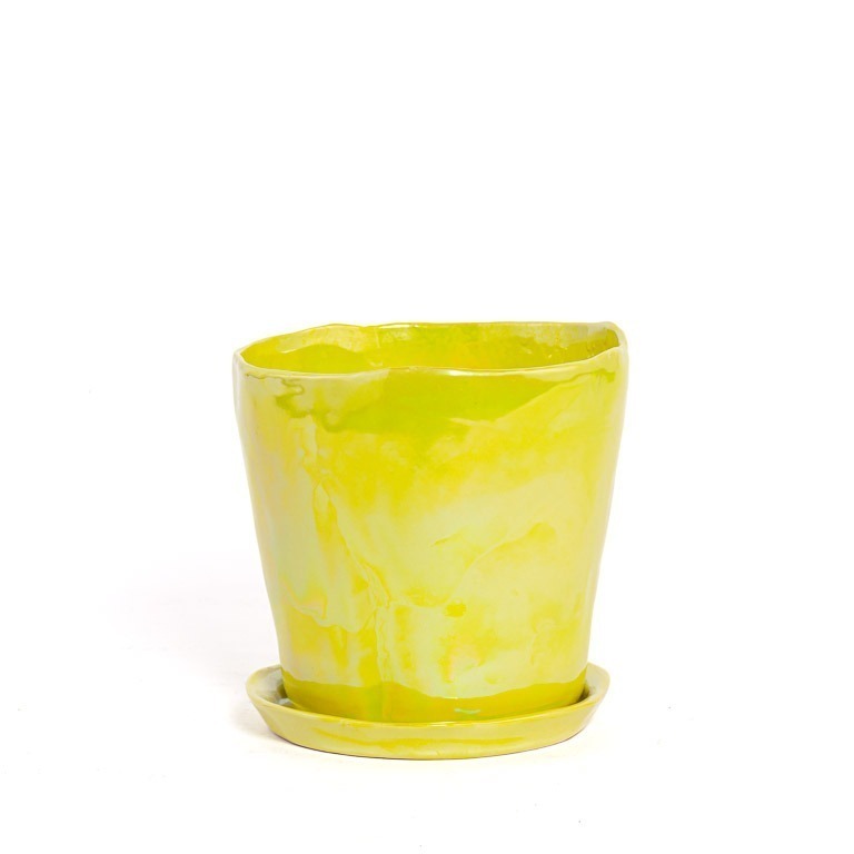 Der Blumentopf von Des Pots, aus feinem glasiertem Keramik in Gelb, besticht durch edle Glasur, glänzende marmorierte Optik, unregelmäßigen Rand und wasserdichtes Design - inklusive passender Untertasse.