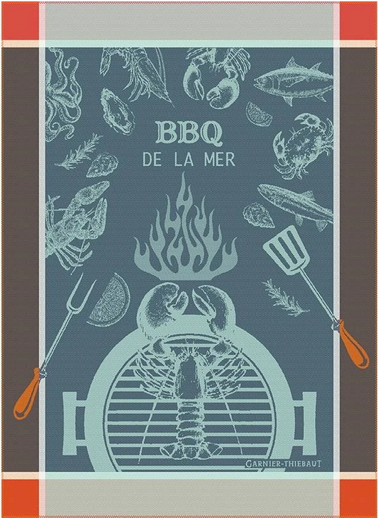 Illustriertes Poster zum Thema Meer, inspiriert durch das Geschirrtuch Garnier Thiebaut "BBQ" der Königlichen Gartenakademie, mit Meeresfrüchten, Grillutensilien und einem flammenden Grill mit einem rot, grau und beige gestreiften Rand für zusätzlichen Stil.