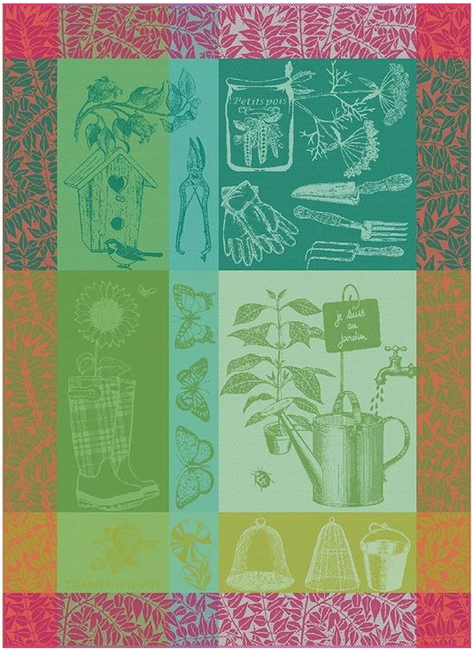 Das Geschirrtuch Garnier Thiebaut 'Petit Jardin' von der Königlichen Gartenakademie zeigt ein farbenfrohes, botanisches Design mit Gartengeräten, Pflanzen, Samentütchen, einem Vogelhaus, Stiefeln mit Sonnenblumen, Schmetterlingen, einer Gießkanne und Cloches.