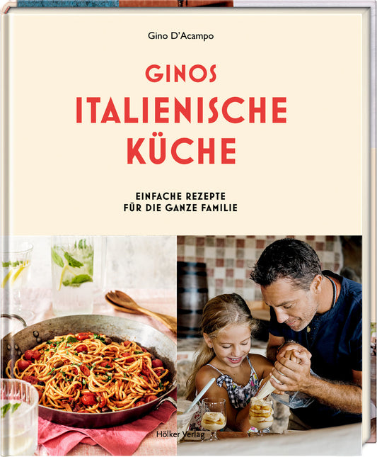 Cover von „Ginos italienische Küche“ vom Hölker Verlag: Zu sehen ist ein Teller Pasta und ein Mann, der einem jungen Mädchen beim Essen an einem Holztisch mit Getränken und Essen hilft – ideal für Familien, die italienische Rezepte lieben.