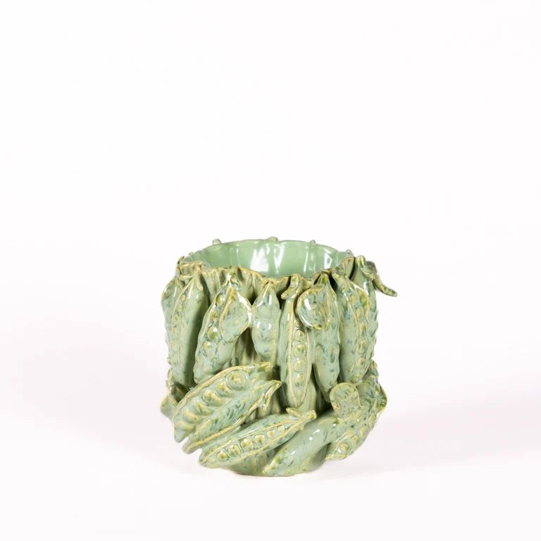 Die Vase | Grün mit Schoten von Des Pots begeistert mit skulpturierten Erbsenschoten und ist ein dekoratives Highlight vor weißem Hintergrund.