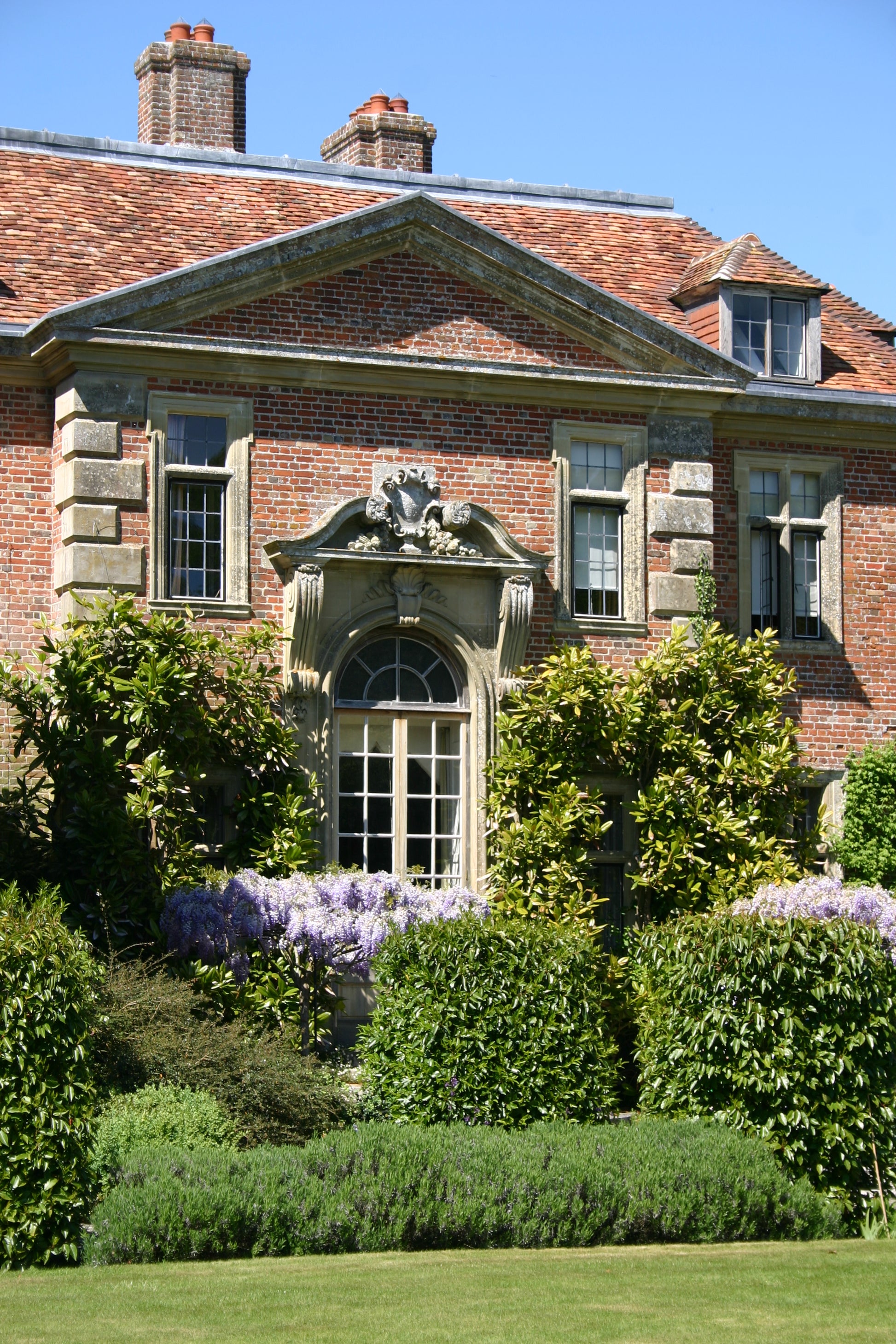 Erleben Sie den Charme der Gärten Südenglands mit Dr. Isabelle Van Groeningen beim AFTERNOON-TEA-VORTRAG "Die Gärten von Somerset, Dorset und Wiltshire" am Di. 17.03.2026, 14.30-15.30 Uhr - ideal für einen genussvollen Nachmittag unter blauem Himmel.