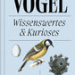 Das Buch „Heimische Vögel“ vom Thorbecke Verlag hat einen hellblauen Einband mit Abbildungen eines Vogels, seines Nestes, seines Eiers und seiner Feder. Der Untertitel beleuchtet 55 spannende Fakten aus unserer heimischen Vogelwelt.