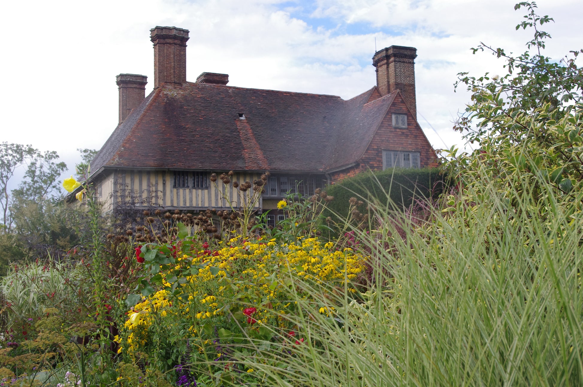 Erleben Sie die Schönheit der Gärten von Kent und Sussex bei Dr. Isabelle Van Groeningen's AFTERNOON-TEA-VORTRAG-Di. 17.02.2026, 14:30-15:30 Uhr - mit üppiger Blütenpracht und historischem Charme, inspiriert von den Gärten Kent Sussex.