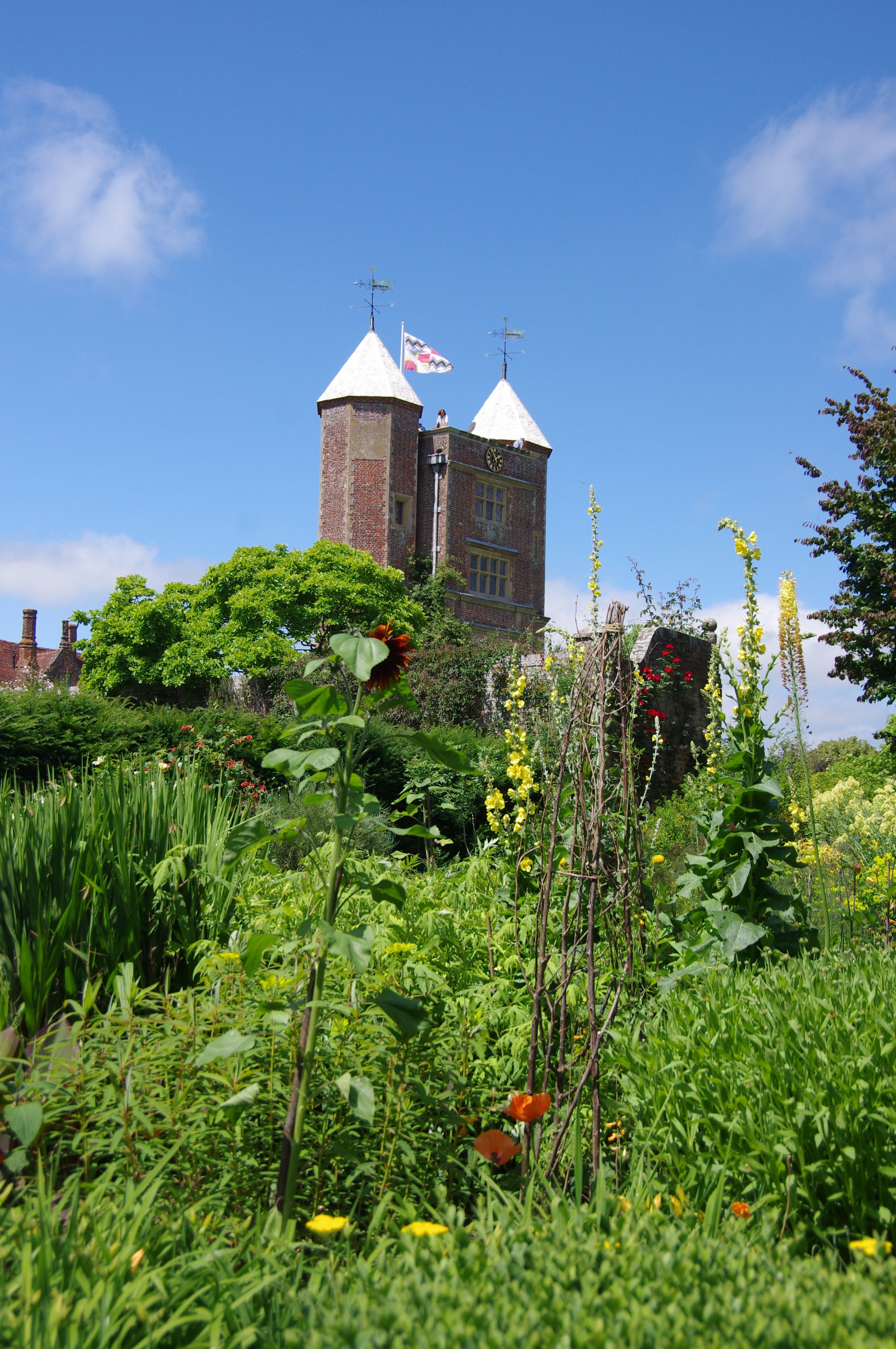 Genießen Sie Dr. Isabelle Van Groeningens "AFTERNOON-TEA-VORTRAG: Die Gartenpracht von Kent und Sussex" am 17.02.2026, 14:30-15:30 Uhr - ein inspirierender Vortrag inmitten üppiger Gärten und floraler Schönheit in historischem Ambiente.