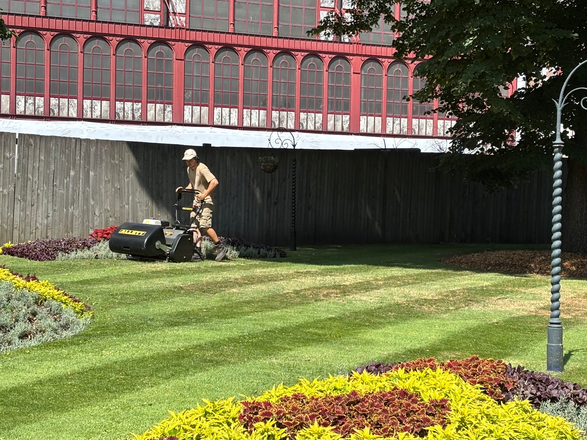 Eine Person pflegt einen Garten und demonstriert fachmännische Pflege in üppiger Umgebung. Besuchen Sie den Meisterkurs Gartenpflege der Königlichen Gartenakademie am 03.-04.02.2026 und lernen Sie professionelle Techniken für schöne, gepflegte Außenanlagen.