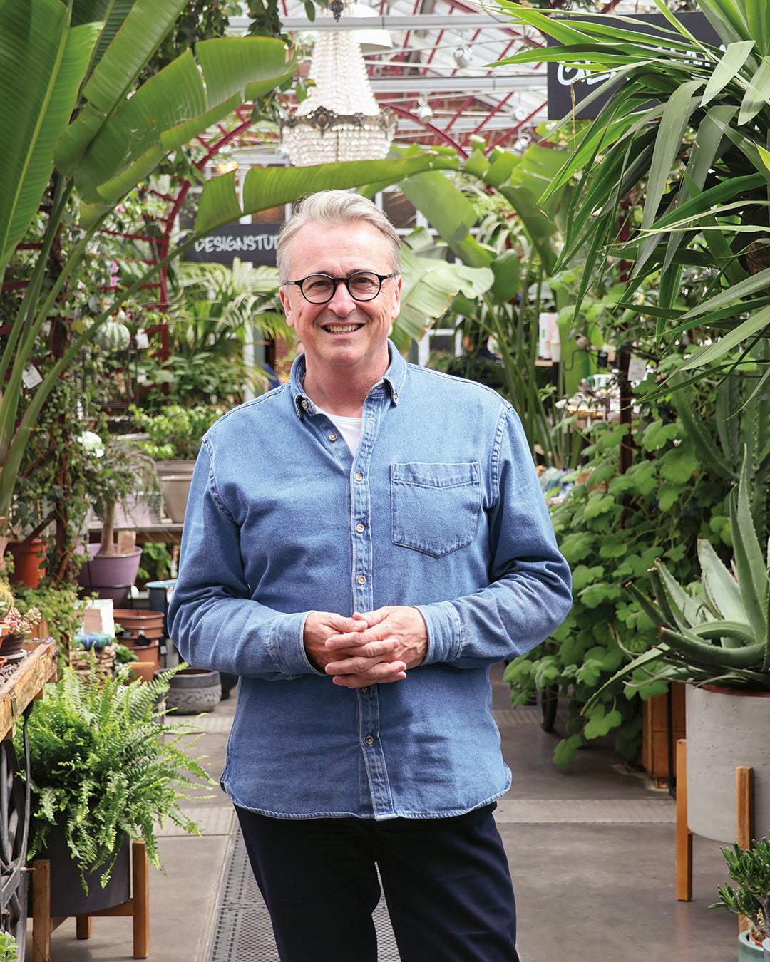 In einem üppig begrünten Gewächshaus führt Horst Mager am Fr. 13.02.2026 | 13.00-16.00 Uhr HALBTAGESKURS "Der Gartenjahr-Monat für Monat mit Horst Mager" durch Ihren Garten.