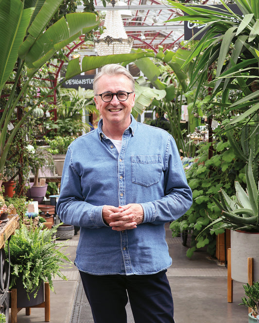 In einem üppig begrünten Gewächshaus führt Horst Mager am Fr. 13.02.2026 | 13.00-16.00 Uhr HALBTAGESKURS "Der Gartenjahr-Monat für Monat mit Horst Mager" durch Ihren Garten.