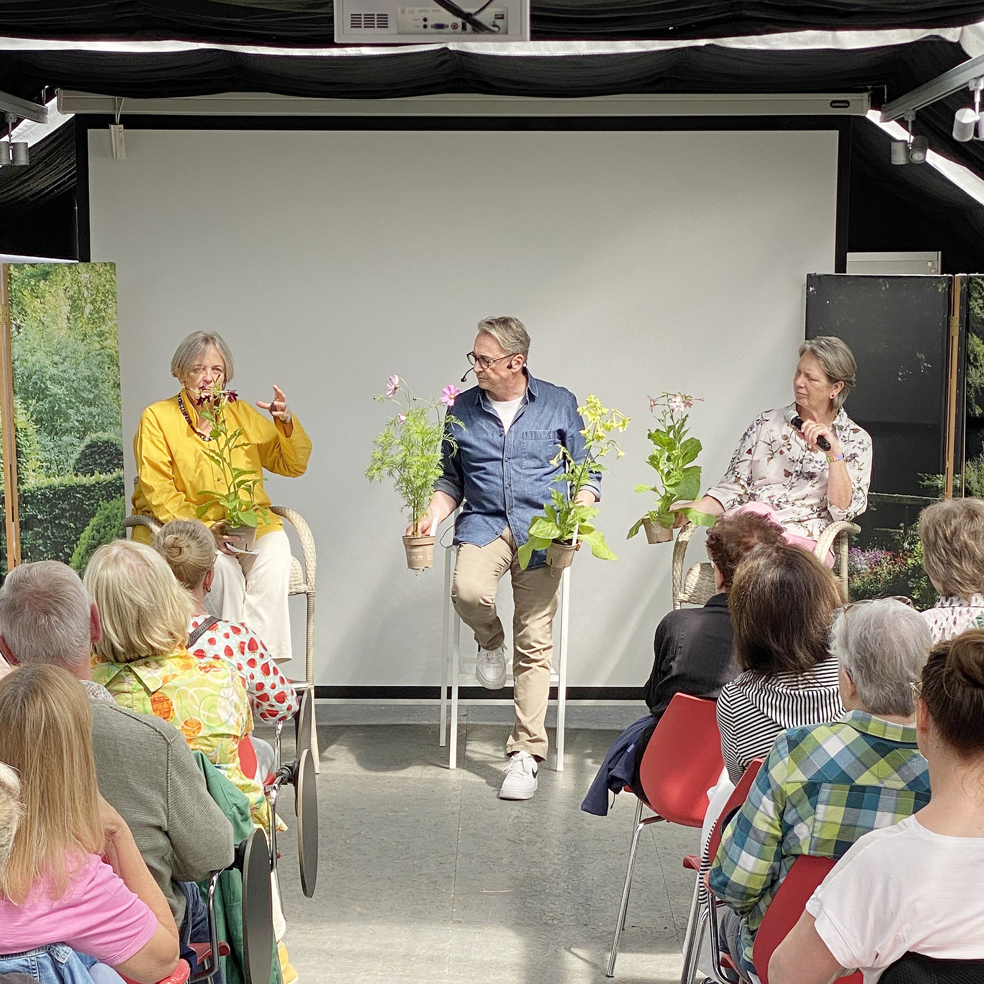 In der Königlichen Gartenakademie diskutieren Dr. Isabelle Van Groeningen, Gabriella Pape und Horst Mager "Gedanken zum Gärtnern im Herbst" im GARTENTALK am Sa. 08.11.2025 (11:00-12:30) im GARTENTALK, mit viel Grün im Hintergrund.