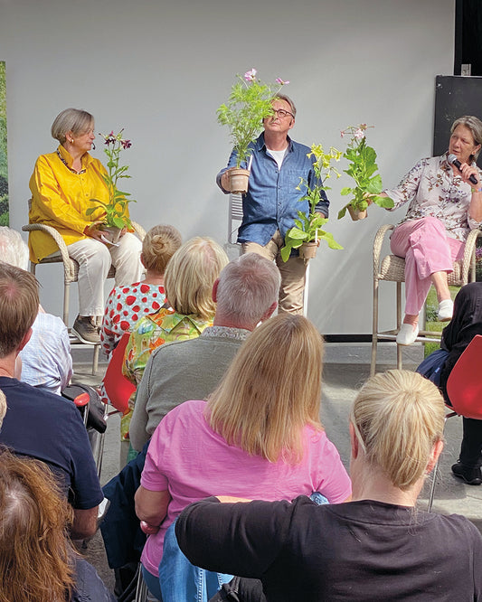 Während des Gartentalks der Königlichen Gartenakademie am Sa. 14.03.2026 diskutieren Dr. Isabelle Van Groeningen, Gabriella Pape und Horst Mager vor einem aufmerksamen Publikum über Gedanken zur Frühlingsgärtnerei.