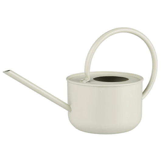 Die Gießkanne | graunatur 0,9 l von Königliche Gartenakademie ist eine minimalistische, weiße Gießkanne mit rundem Körper, langem, dünnem Ausguss und einem gewölbten Henkel über dem Deckel.