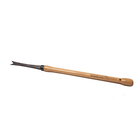 Der Krumpholz langer Bio-Unkrautstecher mit Eschenknopfstiel 48cm verfügt über einen langen Eschenholzstiel und eine schmale, handgeschmiedete Schwedenstahlklinge zur effizienten Unkrautentfernung.