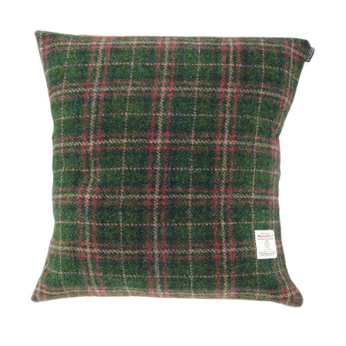 Die Glen Appin Handgewebte Kissenhülle | Quadratisch Dark Green & Plum Check zeigt ein grünes und pflaumenfarbenes Tartanmuster, ideal für Ihr Wohnzimmer. Abgeschlossen mit einem kleinen weißen Etikett, das an einer Ecke angenäht ist.