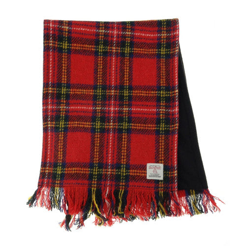 Der Glen Appin Schal | Royal Stewart Tartan ist ein roter Wollschal mit gelbem, schwarzem und weißem Karomuster, Fransen an den Enden und einem kleinen Etikett an einer Ecke, der flach auf weißem Grund liegt.