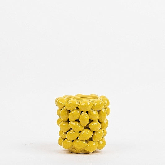 Der kompakte, leuchtend gelbe "Blumentopf von Des Pots | Schmal mit Zitronen" von Des Pots hat eine einzigartige, blasenartige Struktur - ideal, um mediterranen Charme und Eleganz in jeden Raum zu bringen.