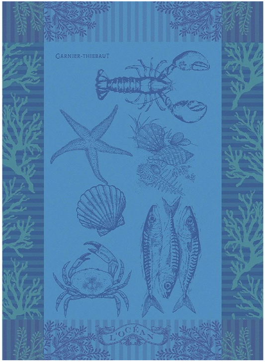 Das Geschirrtuch Garnier Thiebaut 'L'Ocean Bleu' von der Königlichen Gartenakademie zeigt blaue und blaugrüne Meerestier-Illustrationen sowie die Worte "Garnier-Thiebaut" und "L'Océan" auf diesem stilvollen Küchenhandtuch.
