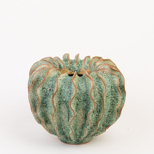 Die Vase von Des Pots aus Steingut, Modell 'Moos' Groß in Grün, besticht durch ihre wellige, gerillte Oberfläche und moosgrüne Glasur im Kaktus-Look. Sie hat eine kleine Öffnung oben und wird vor weißem Hintergrund präsentiert.