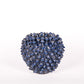 Die Vase | Blau skulptural L von Des Pots ist eine runde, blaue Keramikvase aus handgefertigtem Steinzeug mit glänzenden Spikes und kunstvoll strukturierter Oberfläche - dekorativ vor schlichtem weißen Hintergrund präsentiert.