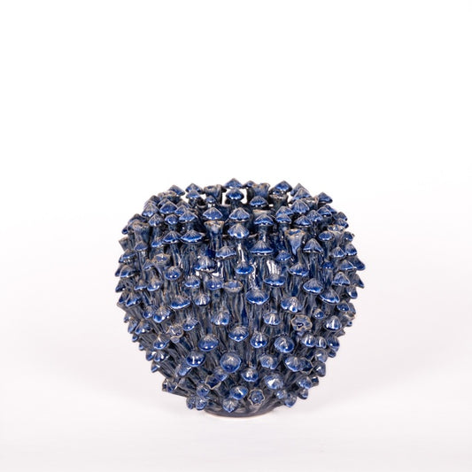 Die Vase | Blau skulptural L von Des Pots ist eine runde, blaue Keramikvase aus handgefertigtem Steinzeug mit glänzenden Spikes und kunstvoll strukturierter Oberfläche - dekorativ vor schlichtem weißen Hintergrund präsentiert.