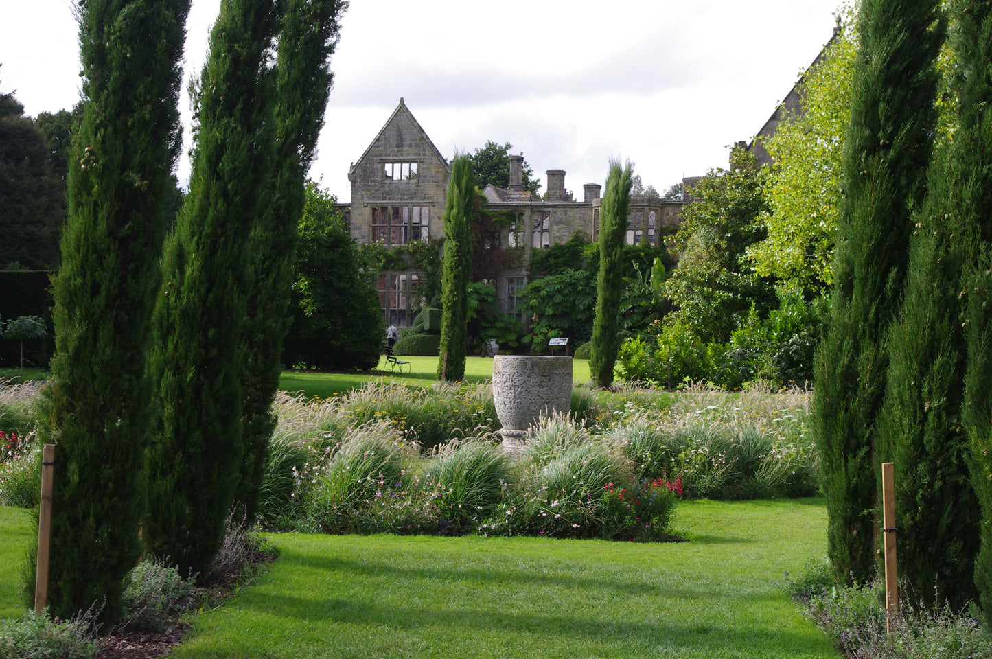 Erleben Sie die Schönheit der Gärten von Kent und Sussex - hohe Zypressen, gepflegte Rasenflächen, steinerne Pflanzgefäße und historische Architektur - bei "Di. 17.02.2026 | 14.30-15.30 AFTERNOON-TEA-VORTRAG Die Gartenpracht von Kent und Sussex" von Dr. Isabelle Van Groeningen.