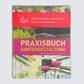 Umschlag des Praxisbuchs Gartengestaltung der KGA, der einen Garten, einen Gartenplan mit Lineal und rosa Seerosen zeigt. Der Umschlag trägt die Aufschrift "Signierte Ausgabe".