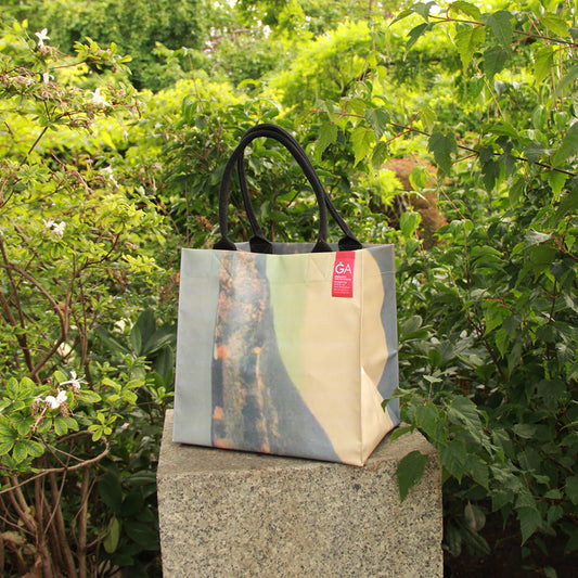 Die Upcycling KGA Tasche 'Sand' von Königliche Gartenakademie mit schwarzen Henkeln und natur-inspiriertem Print ist die perfekte nachhaltige Wahl für umweltbewusste Einkäufe.