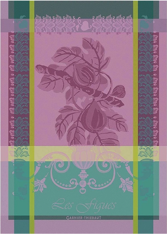 Das Königliche Gartenakademie Geschirrtuch Garnier Thiebaut 'Les Figues Mauve' zeigt Feigenzweige und Blätter in lila-rosa Tönen, umrandet von verschlungenen Mustern und dem Schriftzug "Geschirrtuch Garnier Thiebaut" am unteren Rand.