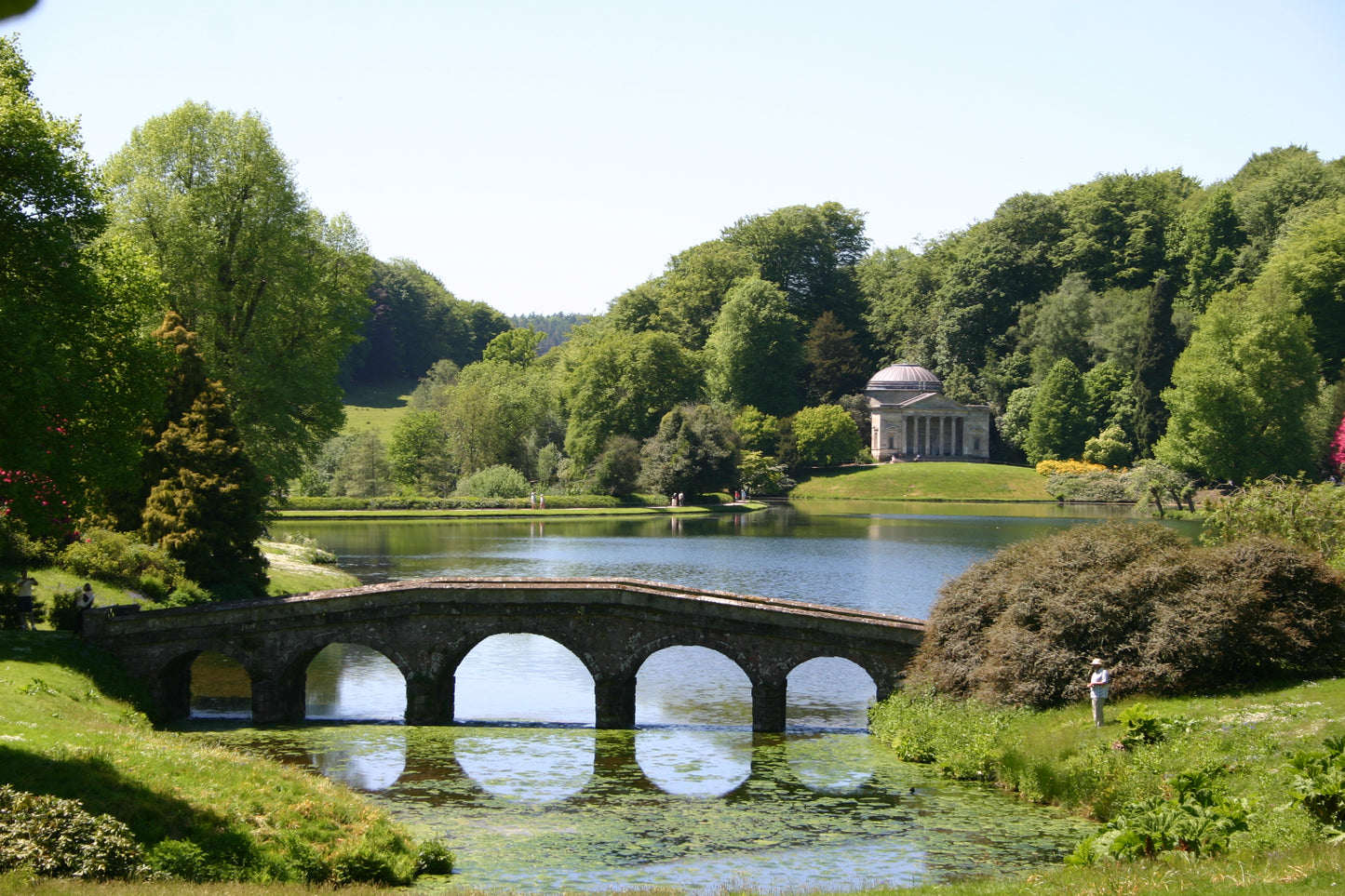 Begleiten Sie Dr. Isabelle Van Groeningen am 17.03.2026, 14:30-15:30 Uhr, zu einem Nachmittagstee-Gespräch über die Gärten von Somerset, Dorset und Wiltshire, wo Steinbrücken inmitten von üppigem Grün und klassischen Kuppelbauten ruhige Seen überspannen.