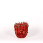Die Vase | Rot skulptural Chilischoten von Des Pots ist handgefertigt, mit roten Chili-Schoten verziert und präsentiert sich als einzigartiges Dekoobjekt vor weißem Hintergrund.