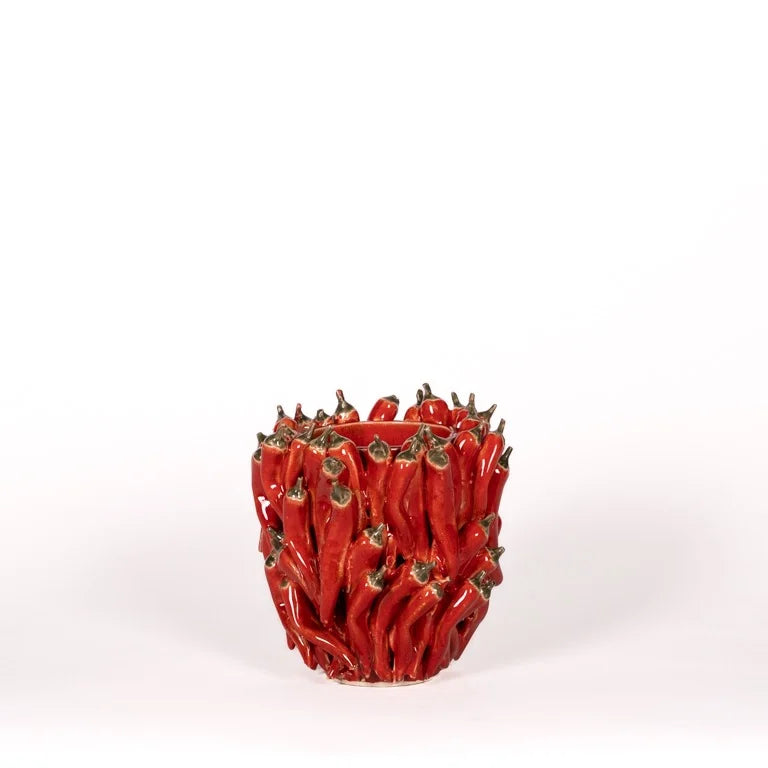 Die Vase | Rot skulptural Chilischoten von Des Pots ist handgefertigt, mit roten Chili-Schoten verziert und präsentiert sich als einzigartiges Dekoobjekt vor weißem Hintergrund.