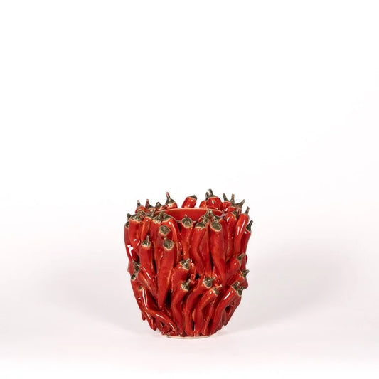 Die Vase | Rot skulptural Chilischoten von Des Pots ist handgefertigt, mit roten Chili-Schoten verziert und präsentiert sich als einzigartiges Dekoobjekt vor weißem Hintergrund.