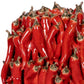 Die Vase | Rot skulpturale Chilischoten von Des Pots zeigt glänzende, rote Keramik-Chilischoten mit dunklen Spitzen, handgefertigt als auffälliges Dekoobjekt und in einer auffälligen Traube angeordnet.