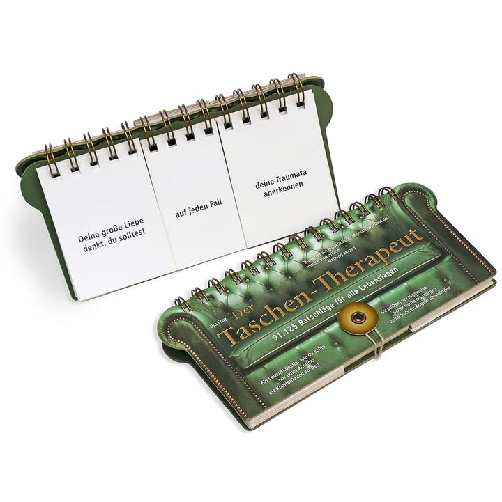 Der Taschentherapeut, ein spiralgebundenes Klappbuch von Ratschläge für alle Lebenslagen, bietet deutsche Tipps auf aufgeschlagenen Seiten und einen Einband mit grünem Ledersofa, goldenen Akzenten und dem Untertitel "91-125 Ratschläge für alle Lebenslagen".