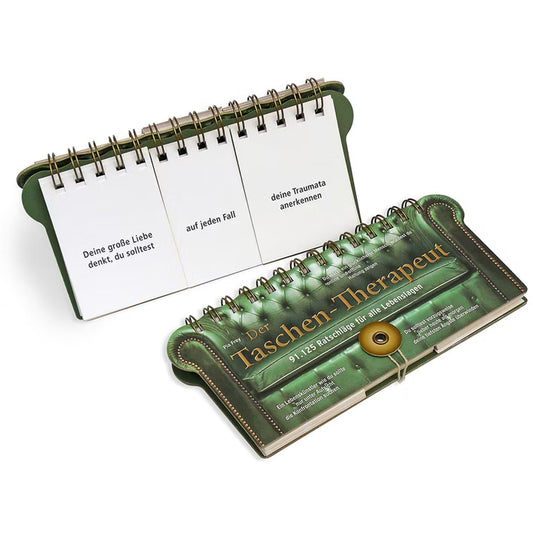 Der Taschentherapeut, ein spiralgebundenes Klappbuch von Ratschläge für alle Lebenslagen, bietet deutsche Tipps auf aufgeschlagenen Seiten und einen Einband mit grünem Ledersofa, goldenen Akzenten und dem Untertitel "91-125 Ratschläge für alle Lebenslagen".