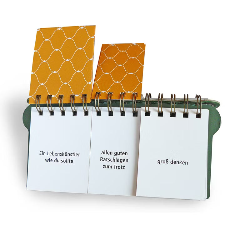 Der Taschentherapeut von Ratschlägen für alle Lebenslagen: Ein stilvoller Flip-Kalender für Lifecoaches mit drei weißen Karten, die auf Deutsch ermutigen: "Ein Lebenskünstler wie du sollte alle guten Ratschläge zum Trotz groß denken.