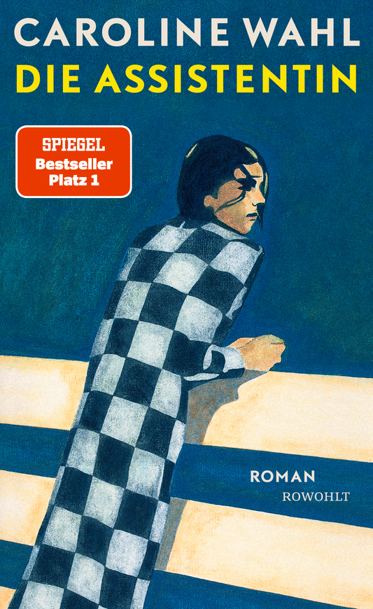 Buchumschlag für Die Assistentin vom Rowohlt Verlag: Eine illustrierte Frau im karierten Mantel lehnt an einem gelben Geländer, darüber ein fetter gelber und blauer Titeltext und eine rote SPIEGEL-Bestsellerplakette.