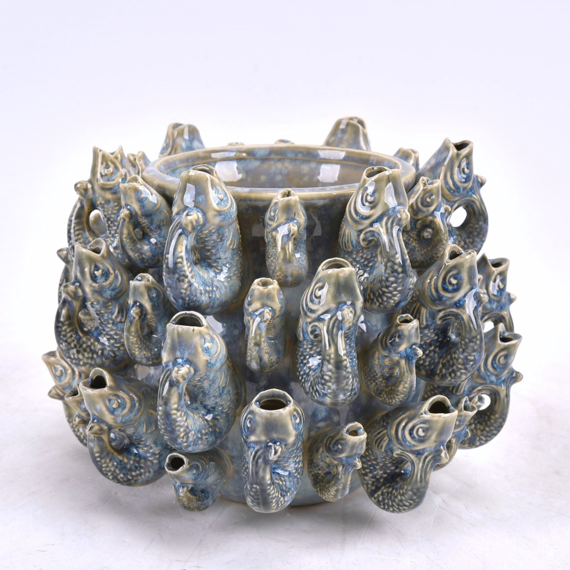 Die Vase von Des Pots aus Steingut, Modell 'Fisch' Groß in Blau, ist rund und glasiert in mottleblau und beige. Auffällige offene Fischköpfe und wasserdichte Glasur verleihen ihr eine strukturierte aquatische Optik.