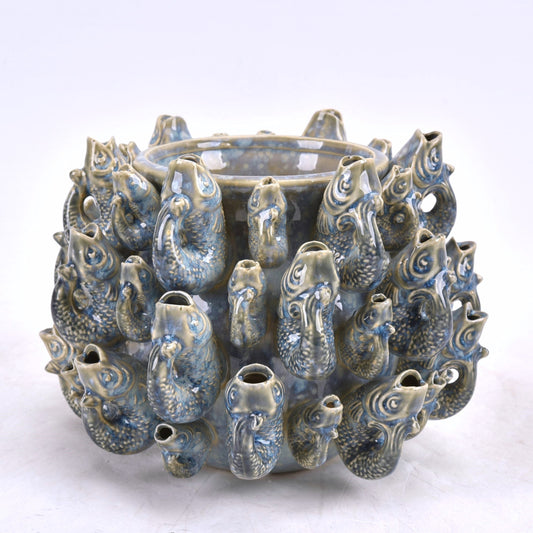 Die Vase von Des Pots aus Steingut, Modell 'Fisch' Groß in Blau, ist rund und glasiert in mottleblau und beige. Auffällige offene Fischköpfe und wasserdichte Glasur verleihen ihr eine strukturierte aquatische Optik.