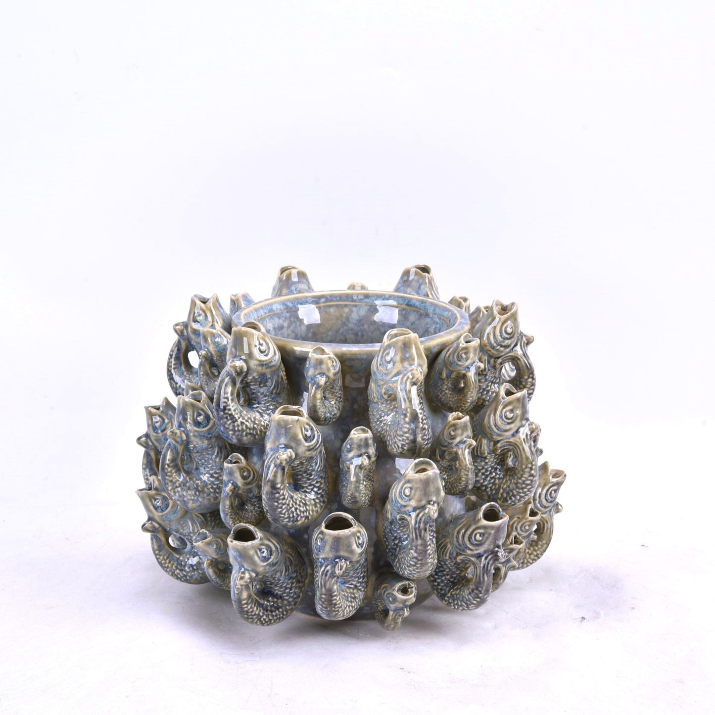 Die Vase von Des Pots aus Steingut, Modell 'Fisch' Klein in Blau, ist rund geformt und mit blauen sowie grauen Relief-Fischen verziert - ein dekoratives Statement-Stück für jeden Raum.