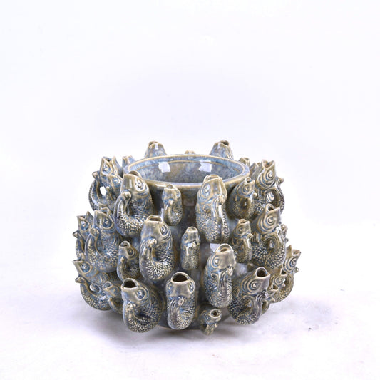 Die Vase von Des Pots aus Steingut, Modell 'Fisch' Klein in Blau, ist rund geformt und mit blauen sowie grauen Relief-Fischen verziert - ein dekoratives Statement-Stück für jeden Raum.