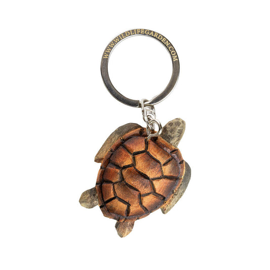 Der Wildlife Garden Handgefertigte Schlüsselanhänger aus Holz zeigt eine detailreiche Schildkröte am Metallring - ein ideales Accessoire für Tierliebhaber oder als besonderes Geschenk.